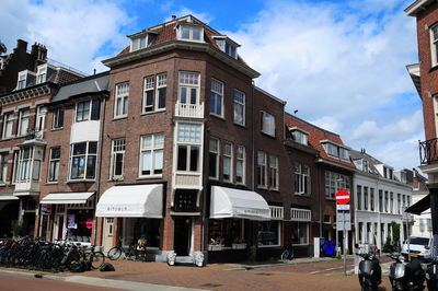 904730 Gezicht op het hoekpand Nachtegaalstraat 60 te Utrecht, met rechts de Mgr. van de Weteringstraat.